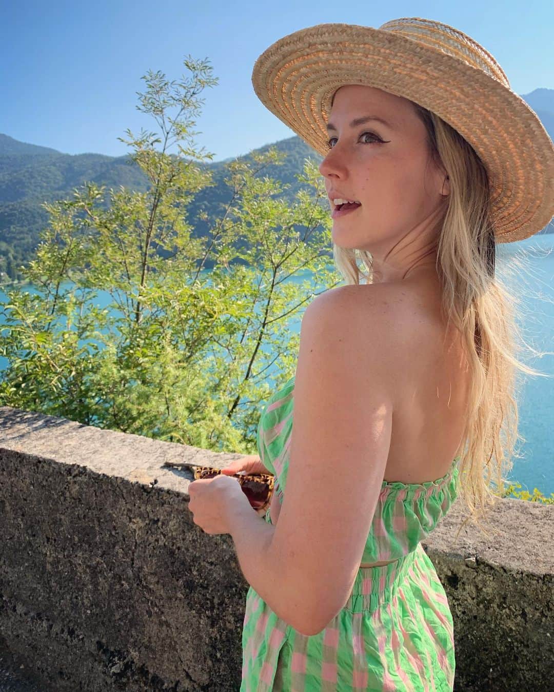 ナタリー・エモンズのインスタグラム：「今回はイタリアの素敵な歴史があるお城からインスターライブしま〜す！明日(日曜日)の19時から始まります🍷絶対見逃さないでね😉」