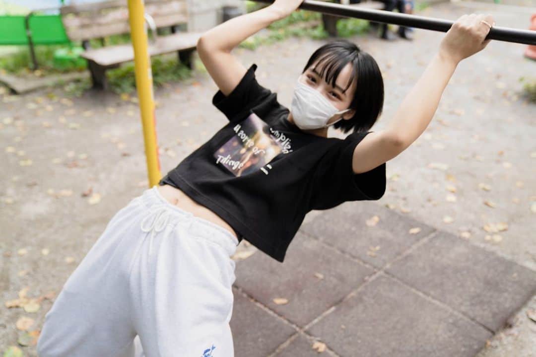 山之内すずさんのインスタグラム写真 - (山之内すずInstagram)「逆上がりの練習する山之内  Tシャツ　@emoda_official   散歩動画YouTubeあがってるからみてねーん✌️✌️✌️」9月11日 19時28分 - suzu____chan