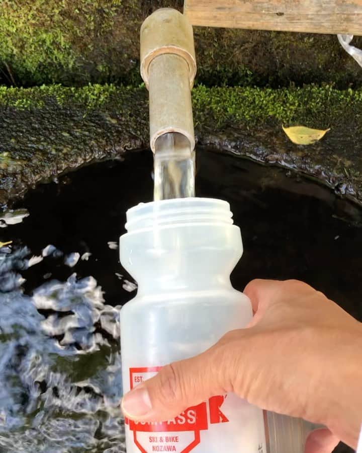 三星マナミのインスタグラム：「・ ・ 山の麓の生活⛰ 最高って感じる１つ💎  村内随所で湧き出る天然水🕊🌿  なんなら アフターライドに温泉も楽しめるという贅沢の極み✨  自然の恩恵にどっぷりと浸かれ憑かれる小さな村  #野沢温泉村  @nozawa_cycle   🚴‍♀️ @compasshouse  @compassvillage  @mtdocknozawa」