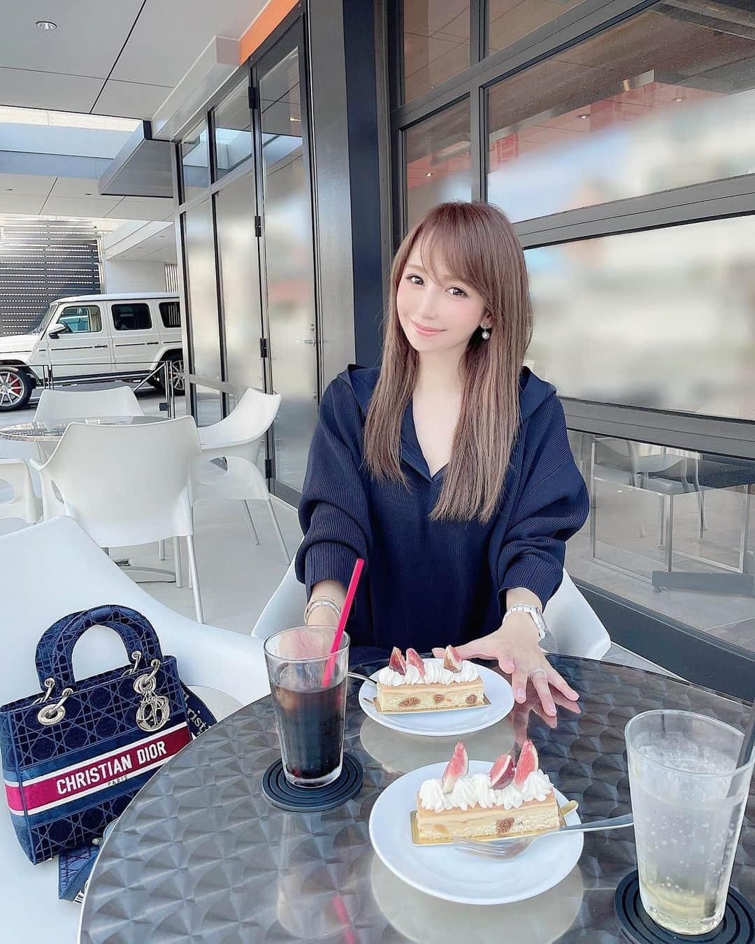 桃華絵里さんのインスタグラム写真 - (桃華絵里Instagram)「私服とケーキ🇫🇷🤍  恒例の糖質制限解禁DAY🍰  『イチジクのケーキが発売しました♪』なんて @patisserie_le_teignier さんのインスタを 見てしまったら もう…😮‍💨💕  イチジクと生クリームのコラボって 最高の美味〜🤤シアワセ  絶品大人のモンブランも発売になっていましたが そこは我慢😮‍💨😮‍💨😮‍💨！  次回のお楽しみに🌰  近頃 糖質制限解禁日が若干  増えているので気をつけなくては！  と言いながら もう冷蔵庫に とある絶品 第二弾が 控えております…🙈💖  これって食欲の秋…？？？😮‍💨←言い訳w  C'était délicieux aujourd'hui aussi Merci☺︎  #sweets #patisserieleteignier  #mocoas #dior  #パティスリールテニエ  #ケーキ #スイーツ #秋コーデ」9月11日 19時52分 - _momoka828_