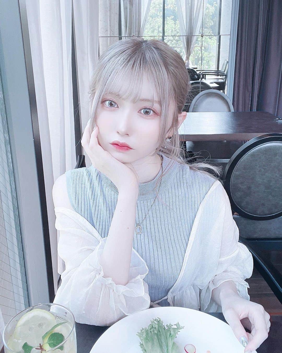仲川琉菜のインスタグラム：「最近トリビューをインストールしてみたのですが、色々な美容施術を調べたり、レポ投稿がとても参考になっています…  9/30まで先着300名でハイドラフェイシャルが実質半額の5000円〜で受けられるらしいです…！  ハイドラフェイシャルは毛穴の汚れをとってくれる施術で、ダウンタイムもなく即日メイクもOKなので大事な予定の前日にするのもおすすめです🌷  トリビューでハイドラフェイシャルを予約して口コミ投稿すると、なんと5000円分のポイントが還元されます！ また、私のクーポンコード (ルナ)を使うと1000円分割引になるそうです…！！  詳しくは私のハイライトからアプリをインストールしてみてください✨   #PR  #ハイドラフェイシャル  #トリビュー」