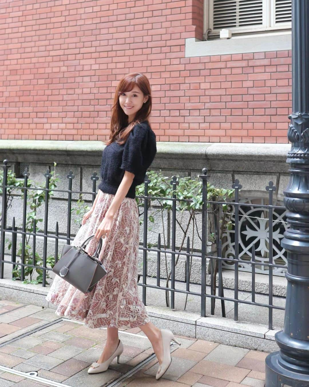 池田るりさんのインスタグラム写真 - (池田るりInstagram)「. tops‥ @chou_chou_ma_cheri  skirt‥ @fabulousangela_official  shoes‥ @atelierokada  . . レースのスカートはラインや丈感が絶妙に綺麗でお気に入り😍 . そして先日、 @mariya_kuroda から紹介してもらって自由が丘にある【美骨Labo】 @bikotulabo に行ってきました✨ まりやんと会った時、元々小顔なのにさらに顔が小さくなっていて😱 なんかしたの？と聞いたら👈笑　ここの全身美骨調整コース受けたらすごくすっきりしたよとおすすめしてくれたんです😍 . 同じコースを受けたのですが、全身をほぐした後にしっかり矯正してくれて終わった後は首や腰など体も動かしやすくなったし、気になる顔の左右差も明らかに良くなっていて輪郭が綺麗に整って感動🙌 骨をぼきぼき鳴らされる音に最初はびっくりしましたが、あの爽快感はハマりました😂  気になる方は紹介料金で受けられるみたいなので、 @bikotu__ryota 先生に私のインスタ見たとDMしてみてね🤗 . . . ,  #fabulousangela #ファビュラスアンジェラ #美骨ラボ #美骨labo #美顔矯正 #骨盤矯正 #小顔 #整体 #シュシュマシェリ #シュシュコーデ　#chouchoumacheri #coordinate #fashion #instafashion  #コーティネート」9月11日 19時58分 - ruri_ikeda