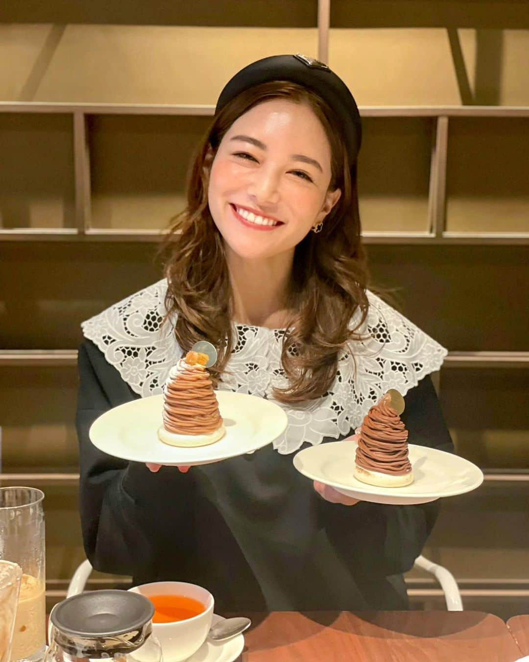 石井里奈さんのインスタグラム写真 - (石井里奈Instagram)「こんばんは🧡 . 今夜は里奈ログ🌰 秋のスイーツといえば！ 栗のスイーツ🥺❤️ . @pierre_marcolini_japan のマロン＆ジャンドゥーヤのパフェとマロンモンブラン、チョコモンブランの食べ比べをしにおなつと行ってきました🥰🌰✨ . もう美味しくて幸せで笑顔満開❤️笑 おなつはジャンドゥーヤが大好きなのでパフェにアイスも入ってたりして嬉しそうだった😚🧡 . 本当にパフェもモンブランも最高に美味しかったので是非！ @mayumi.satoi さんみたいにモンブラン綺麗に切りたかったけど2人とも普通でした笑　味はすごくおいしかったよ❤️ . tops... @diagramofficial  headband... @prada  . あー今日は撮影頑張った！笑 今日もお疲れ様でした🧡 . #diagram #ダイアグラム #gracecontinental #カチューシャ #headband #prada #ヘアアクセサリー #モンブラン #マロン #マロンパフェ #栗 #栗スイーツ #marron #リエールマルコリーニ #銀座カフェ #エンブロイダリー #pierremarcolini #chocolate #チョコレート #チョコ #ケーキ #スイーツ #スイーツ女子 #ginza #限定スイーツ #期間限定 #期間限定スイーツ #食べ比べ #幸せ #おやつ」9月11日 20時13分 - ri7tin1025