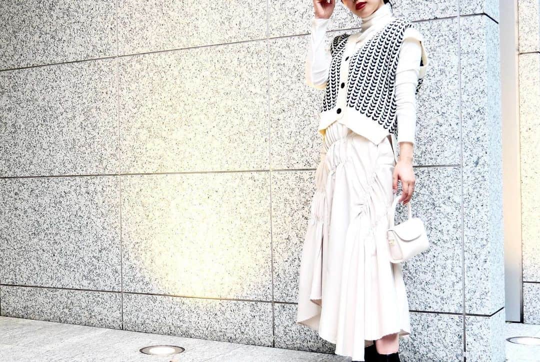 MAYUKIのインスタグラム：「@daliera_official 🍂 . アシメスカートと新作合わせたコーデ すんごいすき😆🤍 .  #daliera #daliera_official  #fashion #fashiongram #cordinate  #私服 #きれいめコーデ #シンプルコーデ #大人コーデ #きれいめカジュアル」