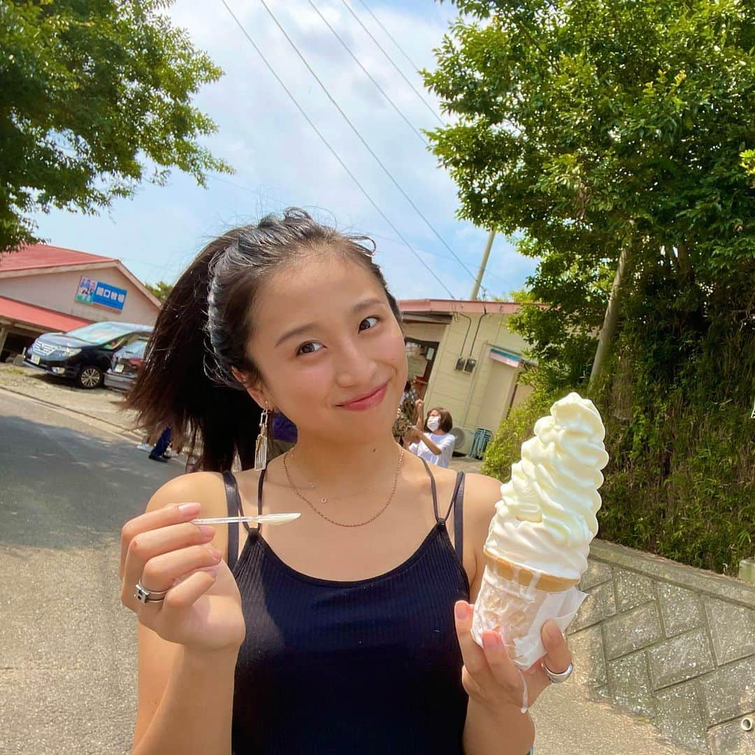 河辺ほのかさんのインスタグラム写真 - (河辺ほのかInstagram)「アイスを愛す🍦 #どっかの牧場  #でっかい #ソフトクリーム  #美味しく無かった🤣 #でも可愛かった！ #北海道のソフトクリームが #恋しい」9月11日 20時50分 - honoka4b