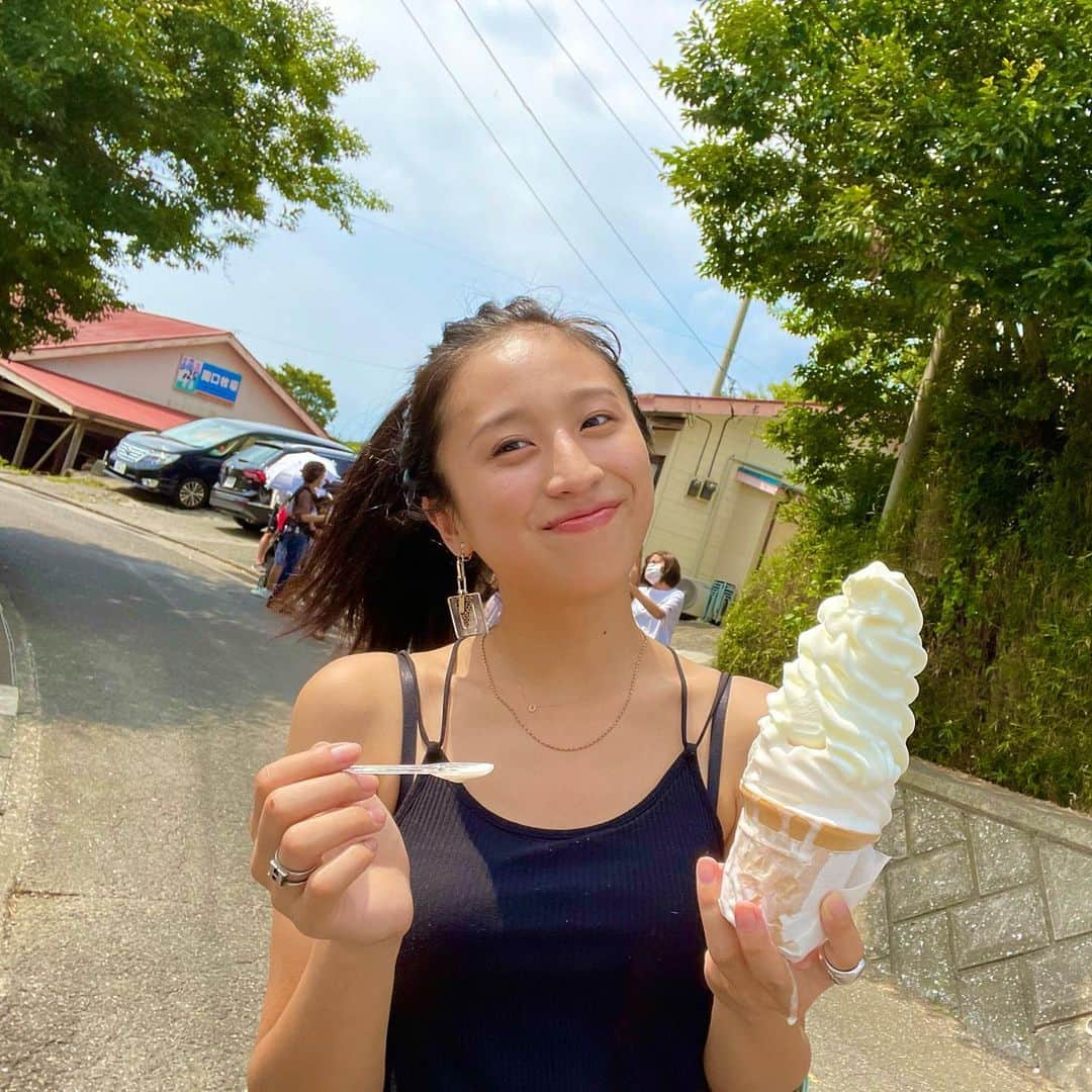 河辺ほのかさんのインスタグラム写真 - (河辺ほのかInstagram)「アイスを愛す🍦 #どっかの牧場  #でっかい #ソフトクリーム  #美味しく無かった🤣 #でも可愛かった！ #北海道のソフトクリームが #恋しい」9月11日 20時50分 - honoka4b