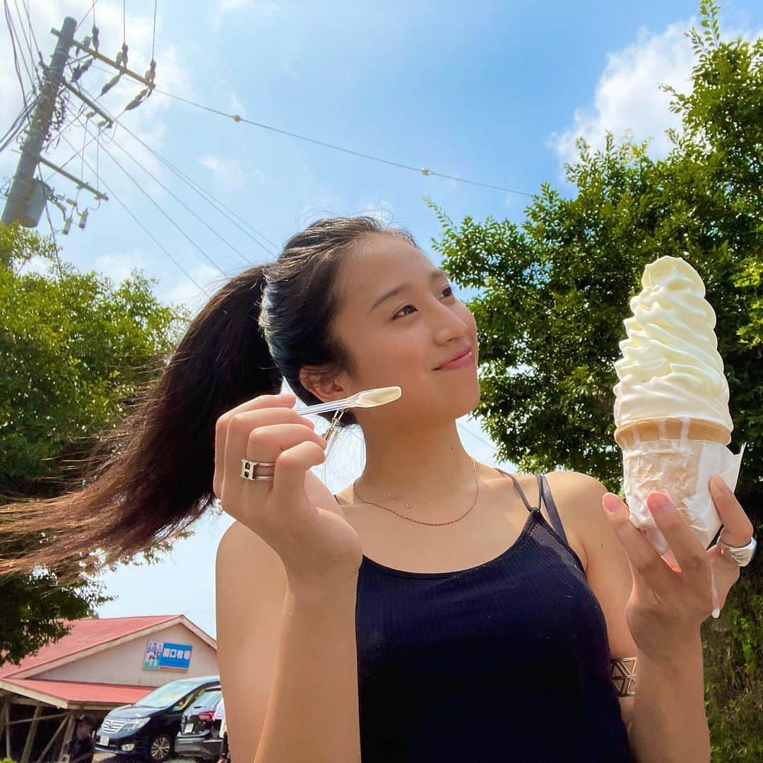 河辺ほのかさんのインスタグラム写真 - (河辺ほのかInstagram)「アイスを愛す🍦 #どっかの牧場  #でっかい #ソフトクリーム  #美味しく無かった🤣 #でも可愛かった！ #北海道のソフトクリームが #恋しい」9月11日 20時50分 - honoka4b