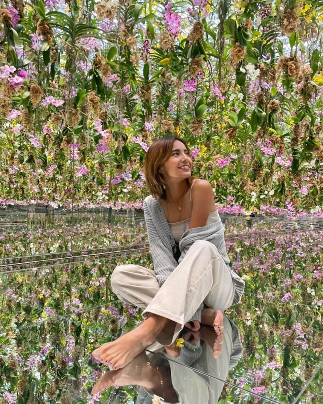 佐野千晃のインスタグラム：「⁡ お花に囲まれて💐 ⁡ 幸せ🌺 ⁡ お花の良さを知ったのは20代後半だけど、、、笑 ⁡ #natural #healthy #good #gilrs #gilr #cool #cute #ooted #selfie #self #face #スポーツ女子 #スポーツ #ハワイ #笑顔 #ひまわり#花 #フラワー」