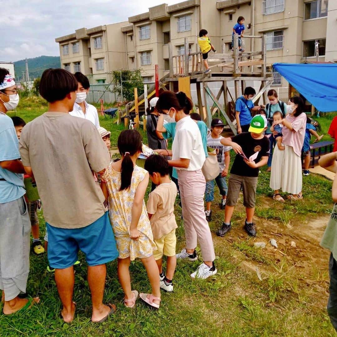 のインスタグラム：「今日は 石巻市内を辻立ちとポスティング。  渡波にて、 子供たちが「手伝ってあげる」と、 近所の方々をご紹介してくれました。 嬉しかったです😭  こちらの公園は、 震災以降、ボランティアの方々が 子供たちのために、 子供たちと一緒に作り上げてきたそうです。 みんなで考え、作った手作りの空間。 とっても暖かい雰囲気でした。  代表の方は東京から来た女性とのこと。 いつかお会いしたいなぁ。 地域にとって、なくてはならない存在だと、 公園を見て、感じました。  #宮城五区 #渡波 #公園 #手作り #辻立ちクイーン #辻立ち」
