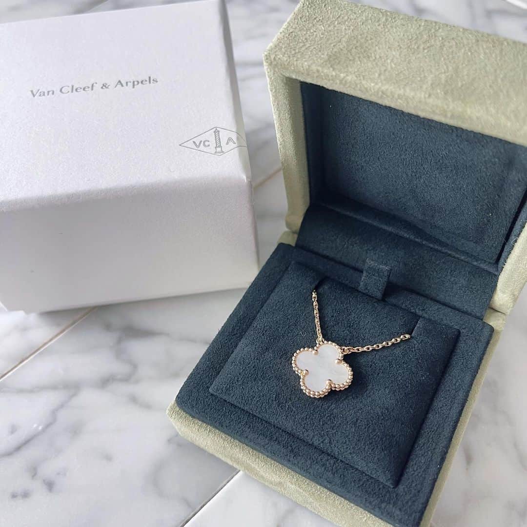 鈴木茉由のインスタグラム：「今日は出会って5年の日🐻🤍 . #vancleefarpels #ヴァンクリーフ #ヴァンクリーフアーペル #5年はやっ」