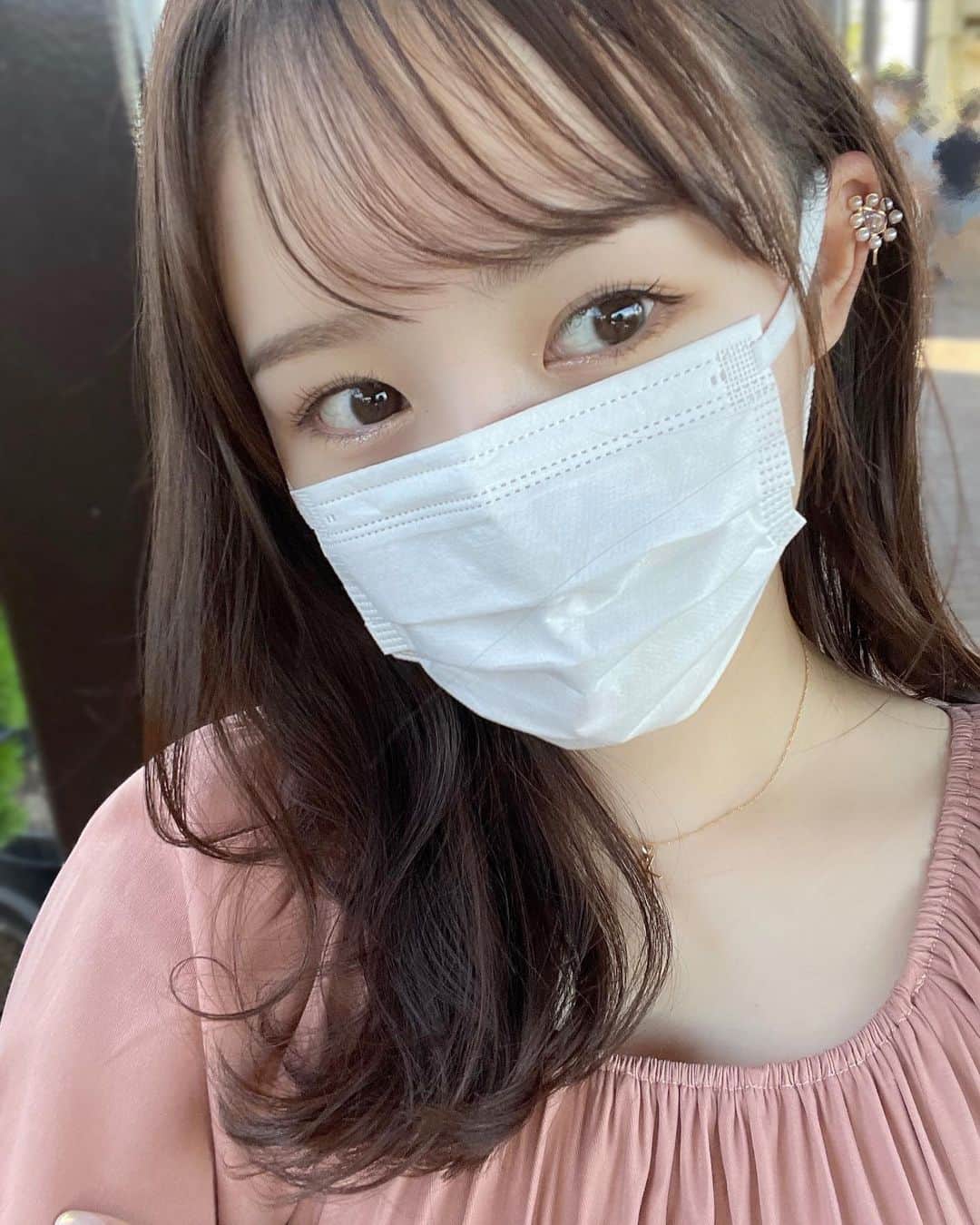 伊藤小春のインスタグラム：「フルーツみたいなイヤカフ🔮🍇 ⁡ ⁡ 写真だと伝わりづらいけど、 ツヤツヤちゅるちゅるで可愛いです♡ @liquem.tokyo のものです ⁡ ⁡ 最近の私は欲しい秋服がたくさんあって 毎晩深夜まで悩み中😮‍💨 #liquem #リキュエム  #イヤカフ」