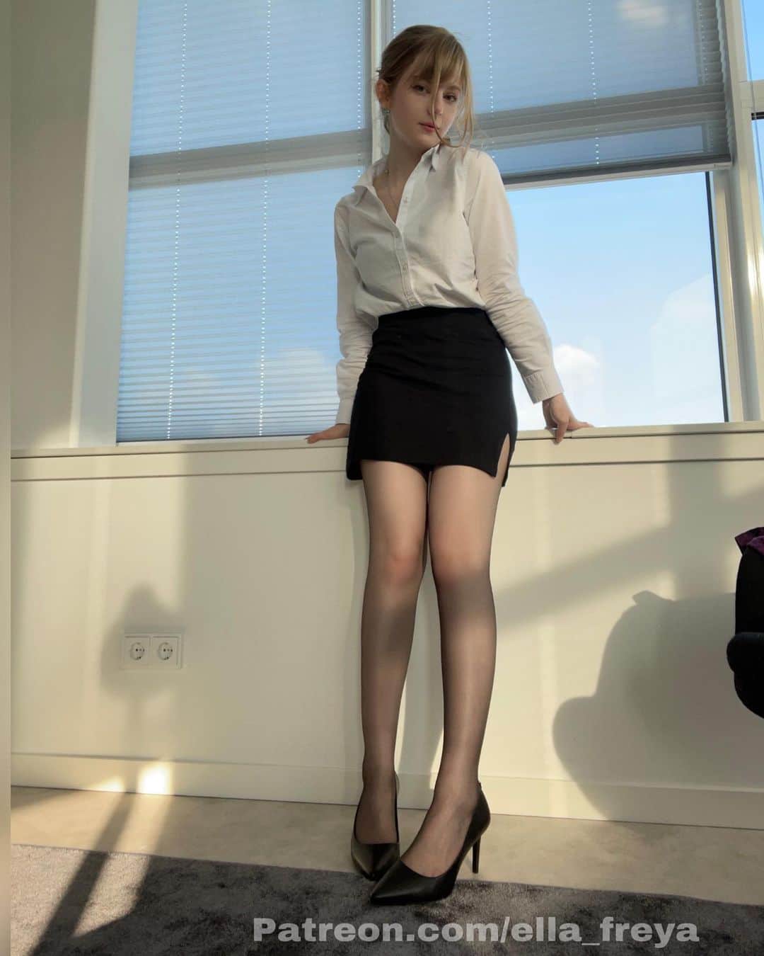 Ella Freyaのインスタグラム：「Office Lady. That’s it that’s the post 👧🏼」
