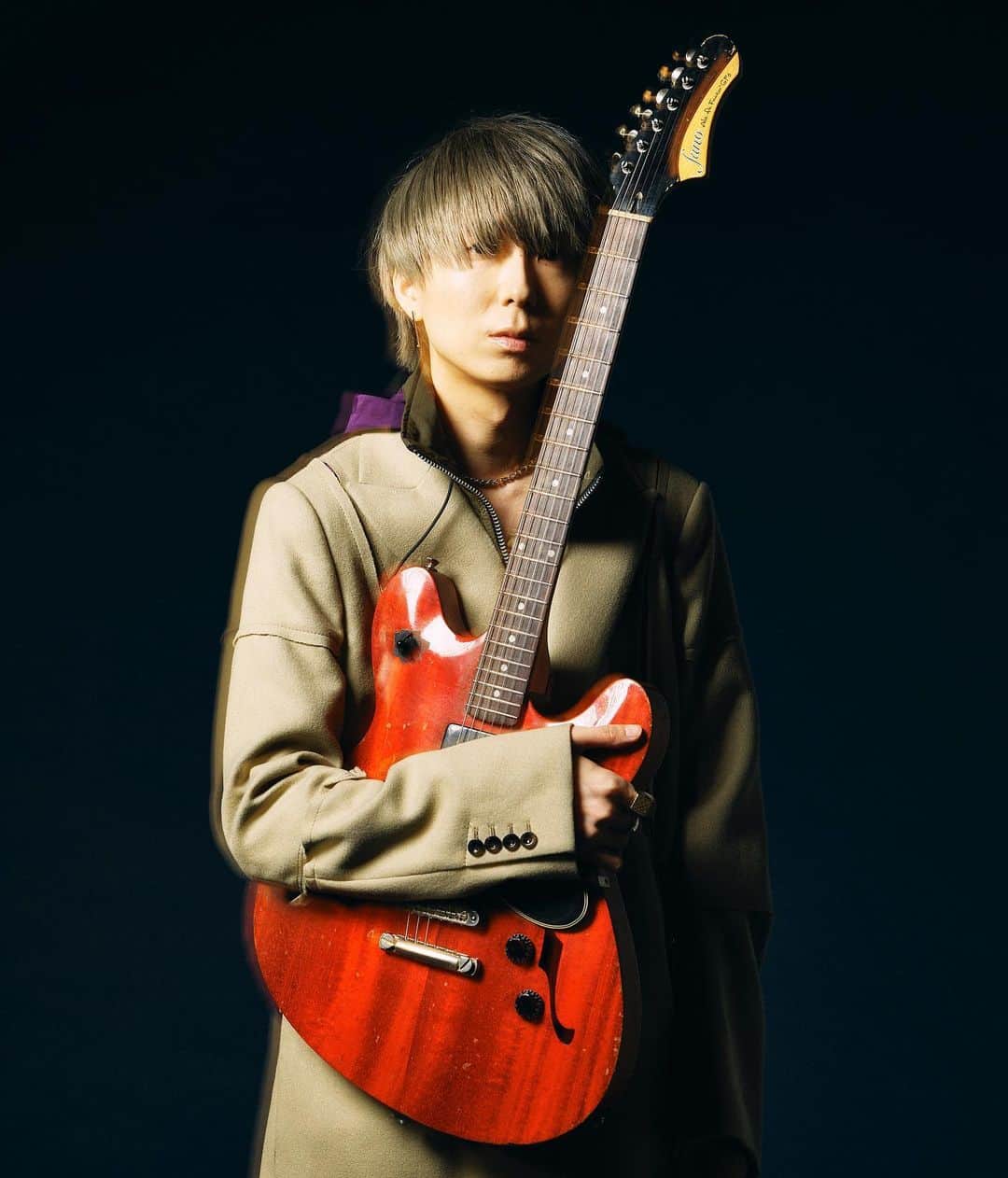 川谷絵音さんのインスタグラム写真 - (川谷絵音Instagram)「ギタマガ別カット。このギターは7年間ずっとメイン。」9月11日 21時37分 - indigolaend