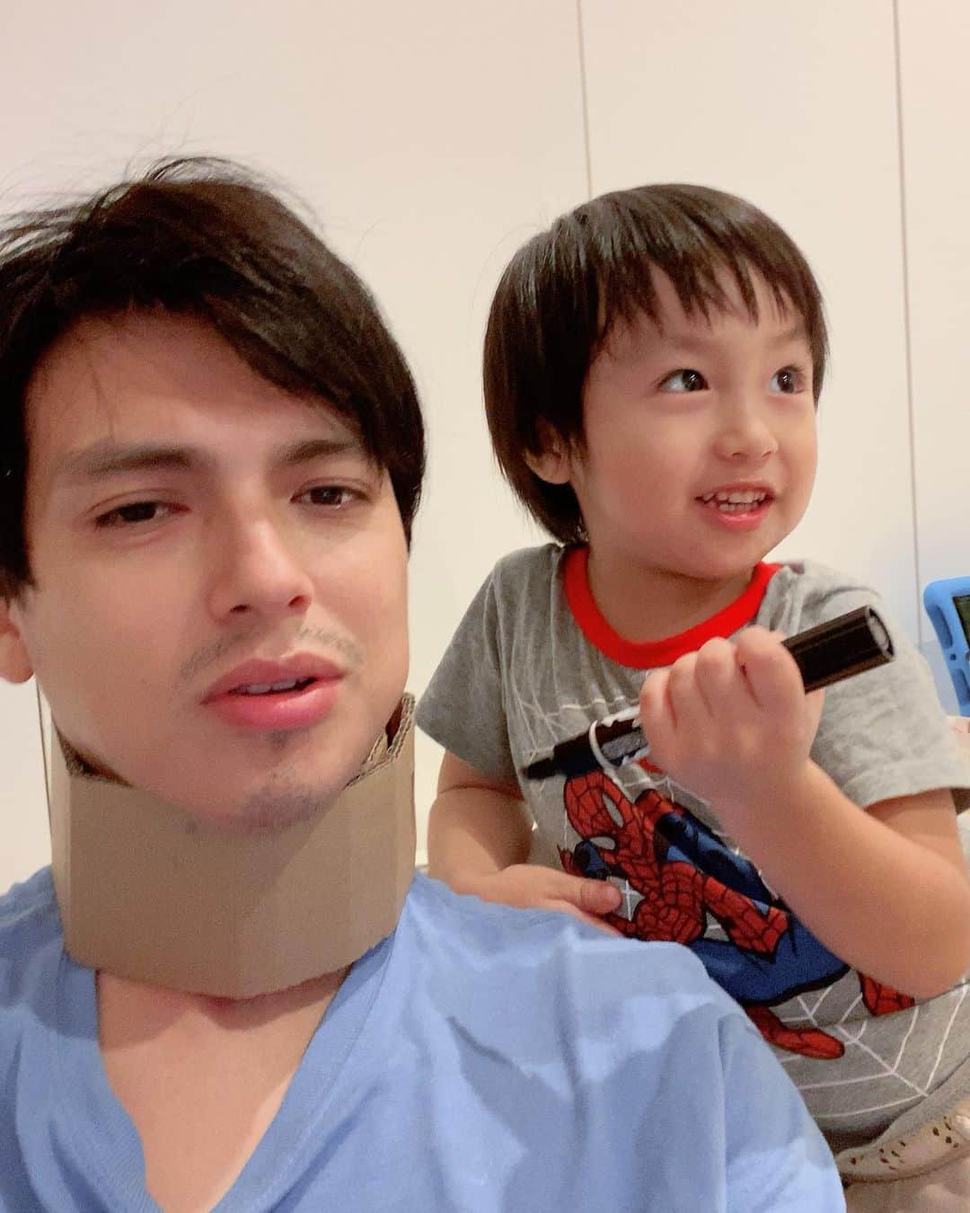 アレクサンダーのインスタグラム：「子育てお疲れ様です。 1人で子育てのみなさん本当に尊敬です 具合も悪くなれないすね。 首痛いよ　  #子育て #首痛い」