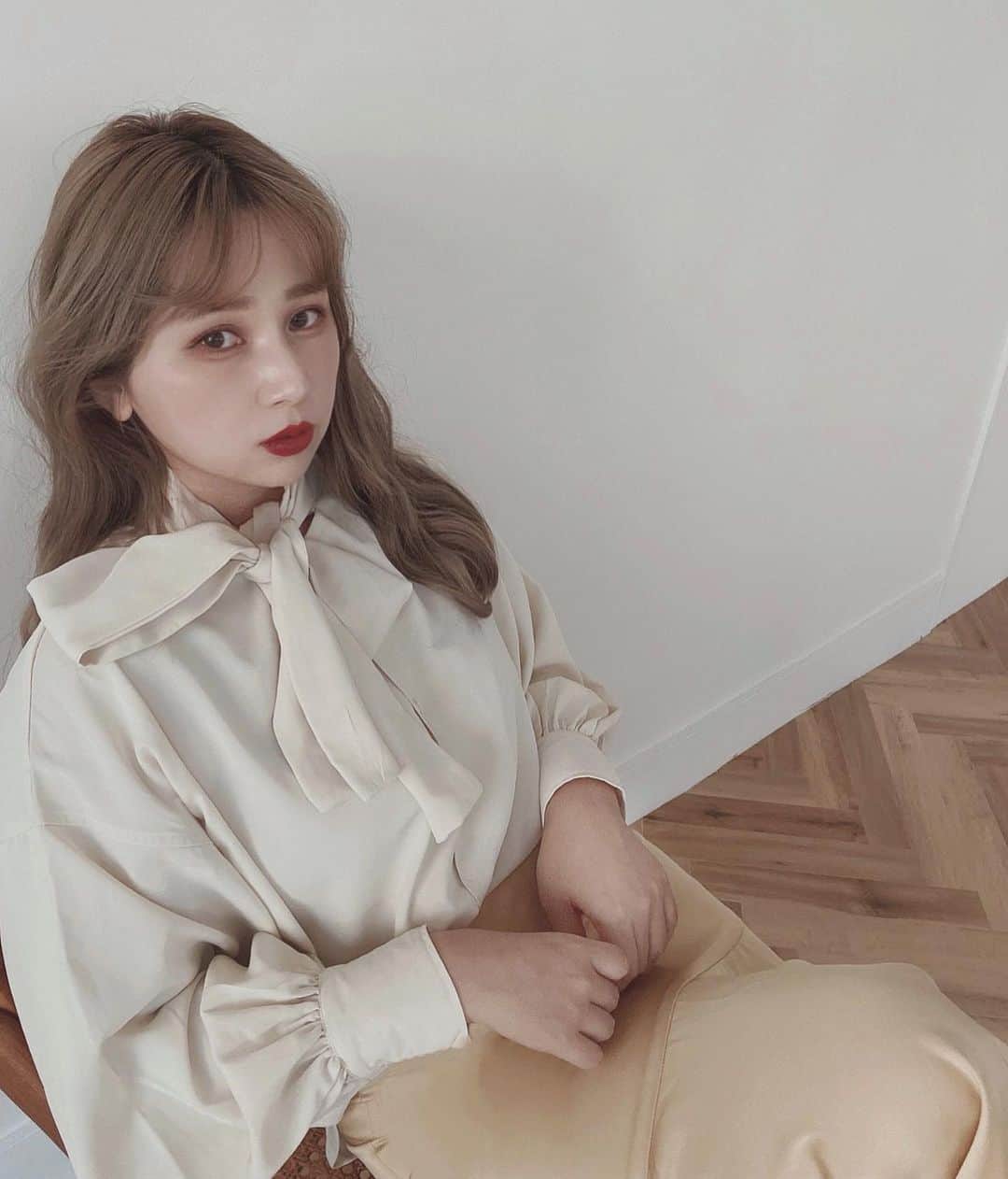 puinpiのインスタグラム：「blouse  ボウタイブラウスは、サイドでリボンか、センターで垂らすのが好きです。  そろそろ… @puishop.official にも新作写真upされてくので…  みてね♡ みてや？ みんねんで♡！  🦦♡  #PUI #Puishop #ボウタイブラウス  #マーメイドスカート  #プイ」