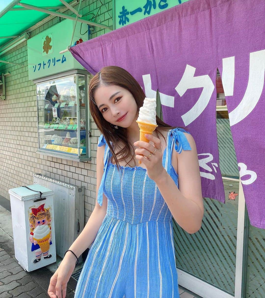 のインスタグラム：「昔ながらのソフトクリーム🍦 大好き！！！！！！  ここたくさん通いたいと思います。笑 大阪🍦【赤一かどや】  ・ ・ ・ ・ ・ ・ ・ ・ ・ ・ ・ #ソフトクリーム#昔ながら#大阪#大阪食べ歩き#大阪グルメ#大阪カフェ#大阪ランチ#大阪観光#カフェ巡り#テイクアウト#子育てママ#ベビーカー#産後#男の子ママ#男の子ベビー#ラフ着#夏の思い出#関西グルメ#関西スイーツ#アイスクリーム#大阪スイーツ#産後ダイエット#昭和レトロ#大人可愛い#大人ワンピ#赤ちゃんのいる暮らし#babycarrier#icecream#osakajapan#takeout」