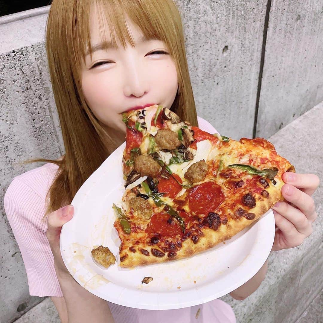 もえのあずきさんのインスタグラム写真 - (もえのあずきInstagram)「コストコのピザもぐもぐ🍕 #コストコ#コストコ大好き #コストコ購入品 #コストコピザ #ピザ#もえあず#デカ盛り#大食い#エラバレシ#大食い女子 #大食いアイドル #デカ盛りハンター #デカ盛りグルメ #costco #チキントマトビスク」9月11日 22時13分 - moeazukitty