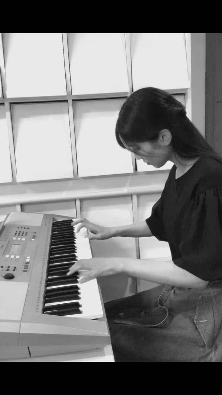 のインスタグラム：「♫  エレクトーン経験者で、 ピアノ楽譜初心者のキーボード演奏。  少しは上達してるかな☺️  ・ ・  #förelise #forelise  #beethoven  #piano #keyboard #play  #music  #classicalmusic #practicing #pianomusic #begginer #ピアノ #キーボード #弾いてみた #吉田桃華」