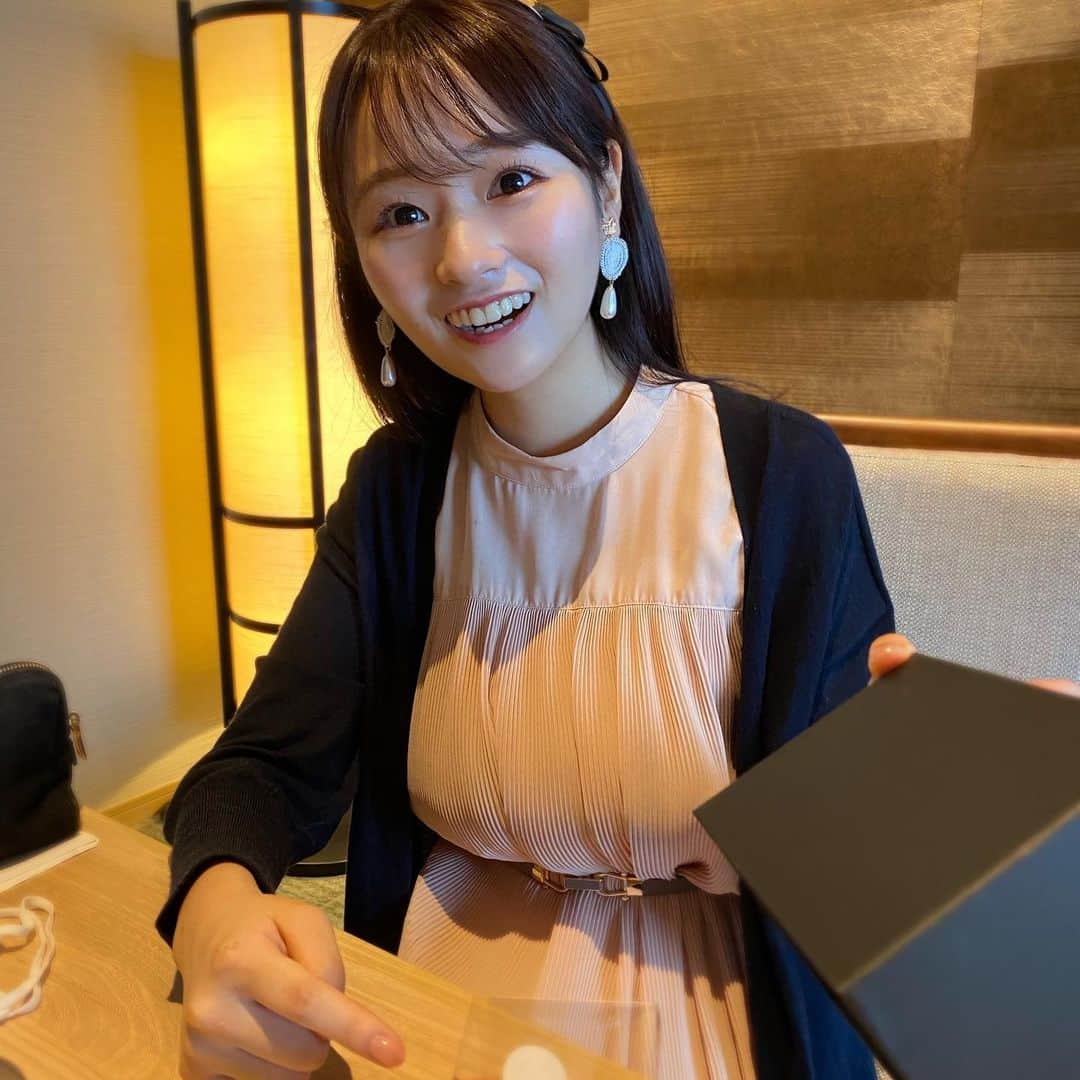 奥原ゆきのさんのインスタグラム写真 - (奥原ゆきのInstagram)「先日、お祝いの席で頂いた手鞠🤲 インテリアと思いきや‥ 実はチョコレート🍫 . . 小さい方の中身は抹茶で、大きい方はガナッシュが入ってた✨ 最近は手鞠をついて遊ぶ事もないけど、このお菓子を通して「鞠つき」を知ってくれる海外の方もいるみたい🐥 日本のお土産として貰ったら、勿体無くて食べられないけど嬉しいよね😆 . #雅叙園結婚式 #日本文化を世界へ」9月11日 22時15分 - yukino_okuhara