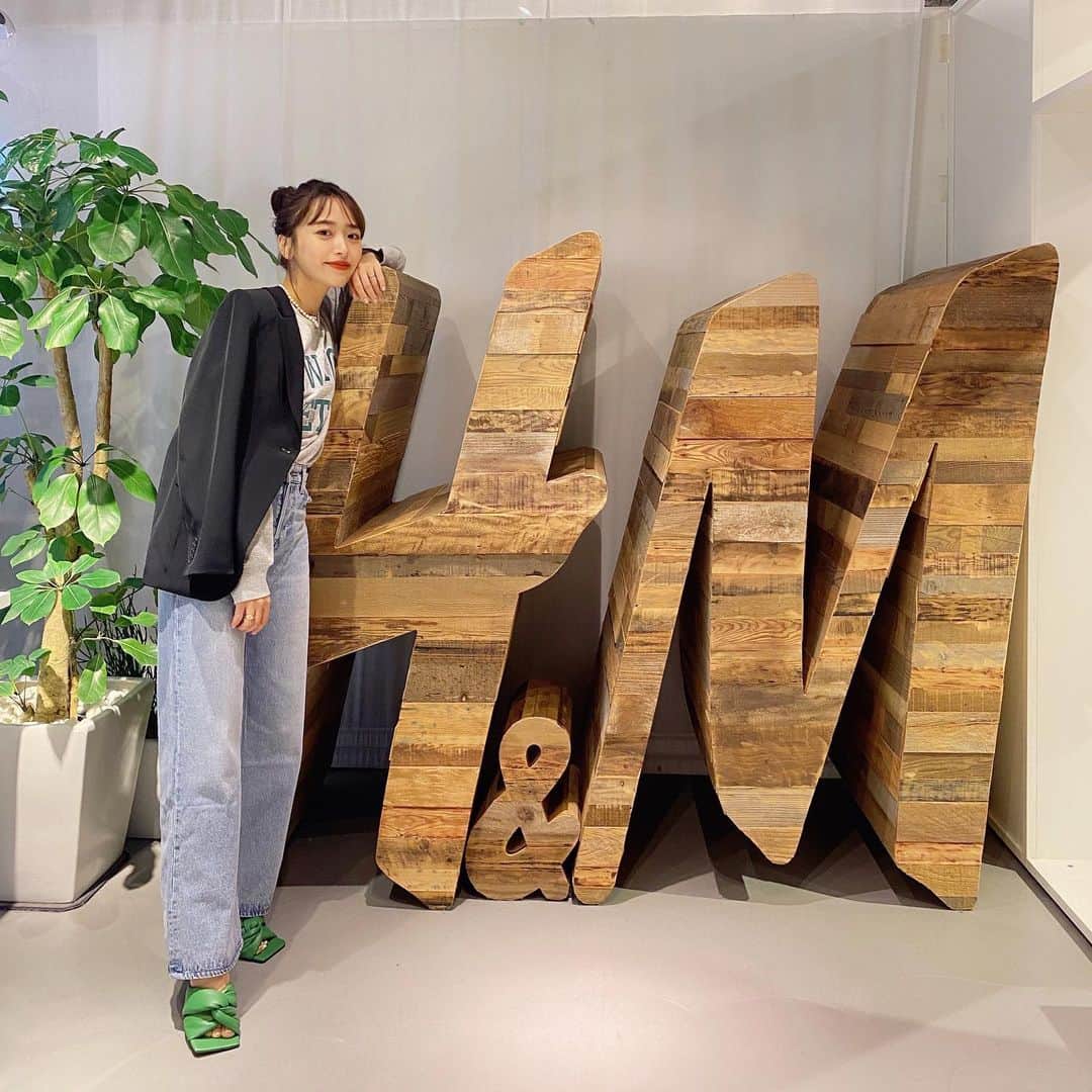 近藤千尋のインスタグラム：「@hm  で全身コーデ❤️👌靴も🤍  9月13日（月）お昼の12時～  H&M公式【TIG LIVE】から Baby & Kids AW 2021 のおすすめのコーデを、 ライブ配信で紹介します👶👧👦  是非覗いてみてください💖📱」