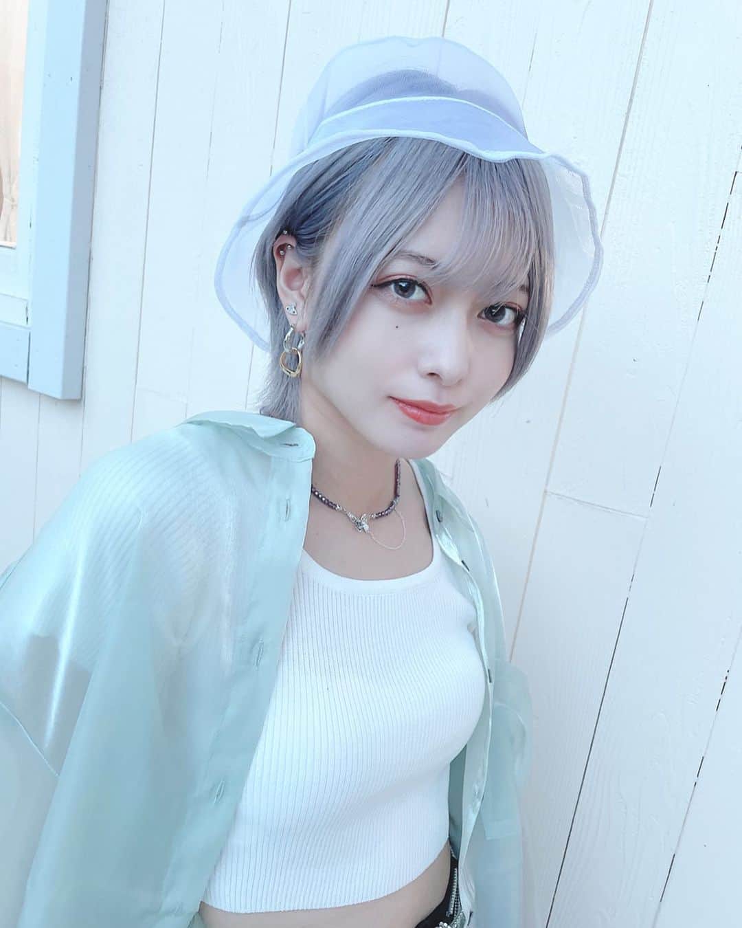 のインスタグラム：「. 💙💙. #神宿 #kamiyado #羽島めい #Trouble」