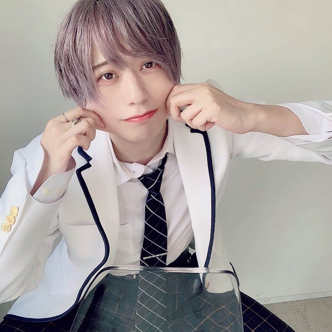 新井優のインスタグラム：「またまた神の手(@takuya_akiyoshi )により素敵カラーにしてもらいました٩(　ᐕ)و 制服にベストマッチ まじビルド() . . . #actor #idol #purple #instagood #instalike #followme  #instafollow #followme  #follow #instapic #hairstyle #hairmodel #punyus」
