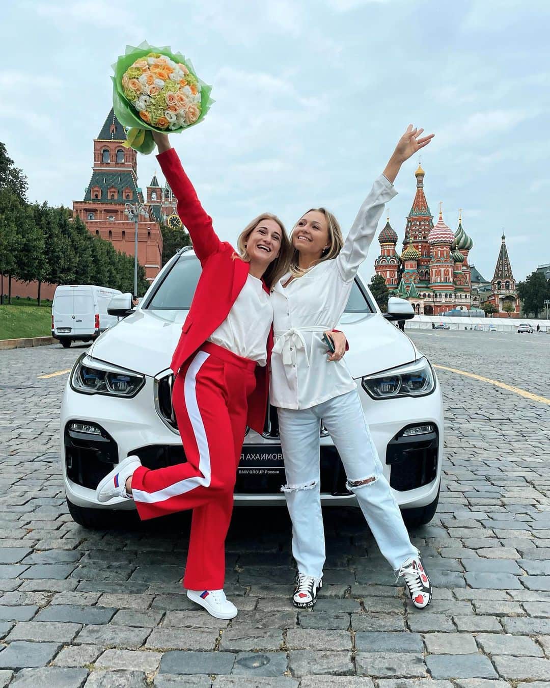 ダリア・スピリドーノワのインスタグラム：「Приятная ностальгия ✨ Листай карусель и смотри какая я была кроха, которая даже и мечтать не могла о машине 🧸  @liliakhaimova Поздравляю 🥳  Безумно рада за тебя 😘」