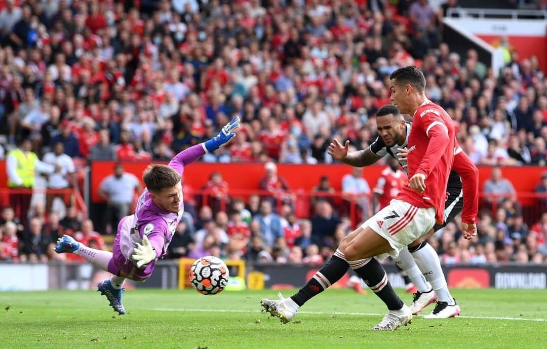 クリスティアーノ・ロナウドさんのインスタグラム写真 - (クリスティアーノ・ロナウドInstagram)「My return to Old Trafford was just a brief reminder of why this stadium is known as the Theater of Dreams. For me, it has always been a magical place where you can achieve everything you set your mind into.  Along with all my teammates and with the amazing support that we always get from the stands, we face the road ahead with confidence and optimism that we’ll all be celebrating together in the end.  Proud to be back at Man. United and playing in the Premier League once again, but above all, happy to help the team!  Let’s go, Devils! 💪🏽🙏🏽」9月12日 1時11分 - cristiano