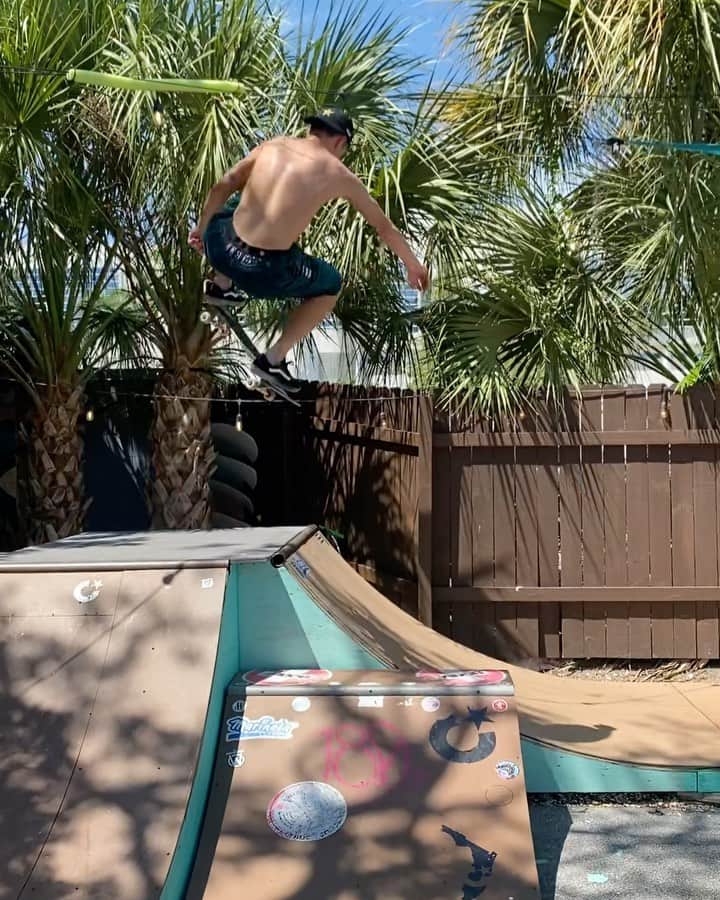 ジェイク・イラーディのインスタグラム：「Cruizin the new ramp 🌞 @the180house_srq」
