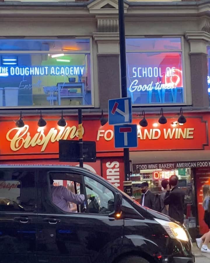 クリス・ライアンのインスタグラム：「brb..enrolling」