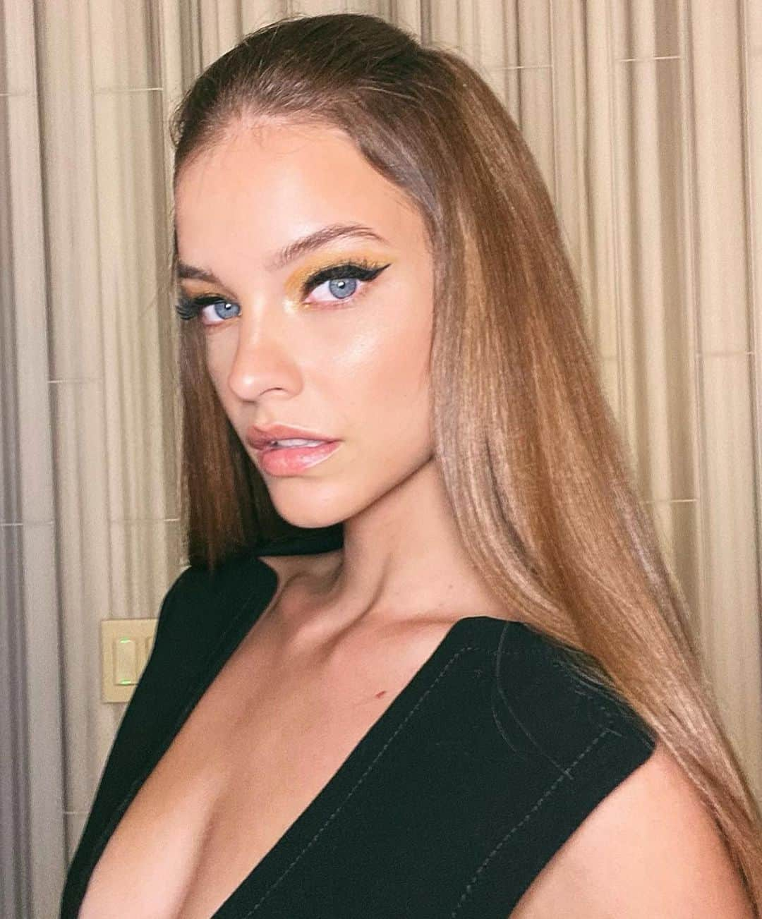 バルバラ・パルヴィンさんのインスタグラム写真 - (バルバラ・パルヴィンInstagram)「Beautiful glam last night again from the dream team  @owengould @tobimakeup 💛🧡 for @crfashionbook @carineroitfeld  Styled by @marc_eram」9月12日 3時43分 - realbarbarapalvin