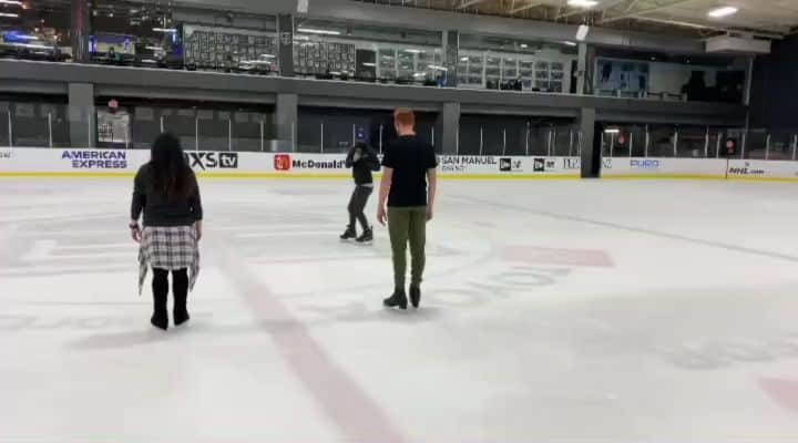ベアトリサ・リャンのインスタグラム：「It's that time of year again--@seanrabbitt duet time! Bringing some Broadway sass to @laicetheater auditions last night along with a fully approved "just lay on the ground" ending. 😆 #retired   ⛸️: @seanrabbitt 💃🏼🕺: @bebe_liang @seanrabbitt 🎶: "Cell Block Tango" from Chicago 🏢: @toyotasportsperformancecenter  #losangelesicetheater #LAIT #Theateronice #TOI #coachlife #choreography #broadway #chicago #cellblocktango」