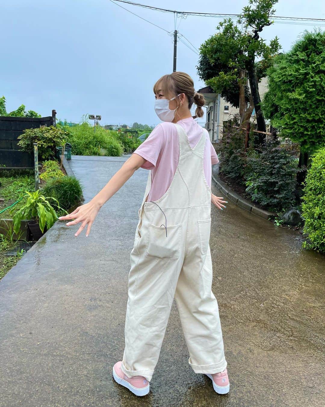 須田亜香里さんのインスタグラム写真 - (須田亜香里Instagram)「【ごはんジャパン 】 観てくださった皆様ありがとうございました！ 八王子ショウガ、本当に愛がこもっていて美味しくて、お天気はあいにくの雨でしたが、とても素敵な経験だった✨  写真は東啓介さんとの身長差凄すぎるshot👏 出演されているドラマで観て想像していたより大きくて感激してしまいました✨  番組で紹介された豚の生姜焼きレシピ、気に入ったので後日作りました！ スクロールしたら最後の写真にあるのだけど、放送観ていたら酢を入れ忘れたことに気づいた😀 でも美味しかった！  #ごはんジャパン #八王子ショウガ #葉しょうが #豚の生姜焼き  👔 @tmt_bigholiday  👕 @4298shizukakomuro 👟 @fila_japan_official  #須田亜香里衣装 #須田食堂」9月12日 10時25分 - akarisuda