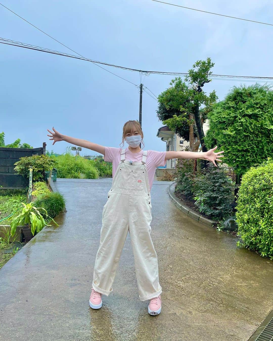 須田亜香里さんのインスタグラム写真 - (須田亜香里Instagram)「【ごはんジャパン 】 観てくださった皆様ありがとうございました！ 八王子ショウガ、本当に愛がこもっていて美味しくて、お天気はあいにくの雨でしたが、とても素敵な経験だった✨  写真は東啓介さんとの身長差凄すぎるshot👏 出演されているドラマで観て想像していたより大きくて感激してしまいました✨  番組で紹介された豚の生姜焼きレシピ、気に入ったので後日作りました！ スクロールしたら最後の写真にあるのだけど、放送観ていたら酢を入れ忘れたことに気づいた😀 でも美味しかった！  #ごはんジャパン #八王子ショウガ #葉しょうが #豚の生姜焼き  👔 @tmt_bigholiday  👕 @4298shizukakomuro 👟 @fila_japan_official  #須田亜香里衣装 #須田食堂」9月12日 10時25分 - akarisuda