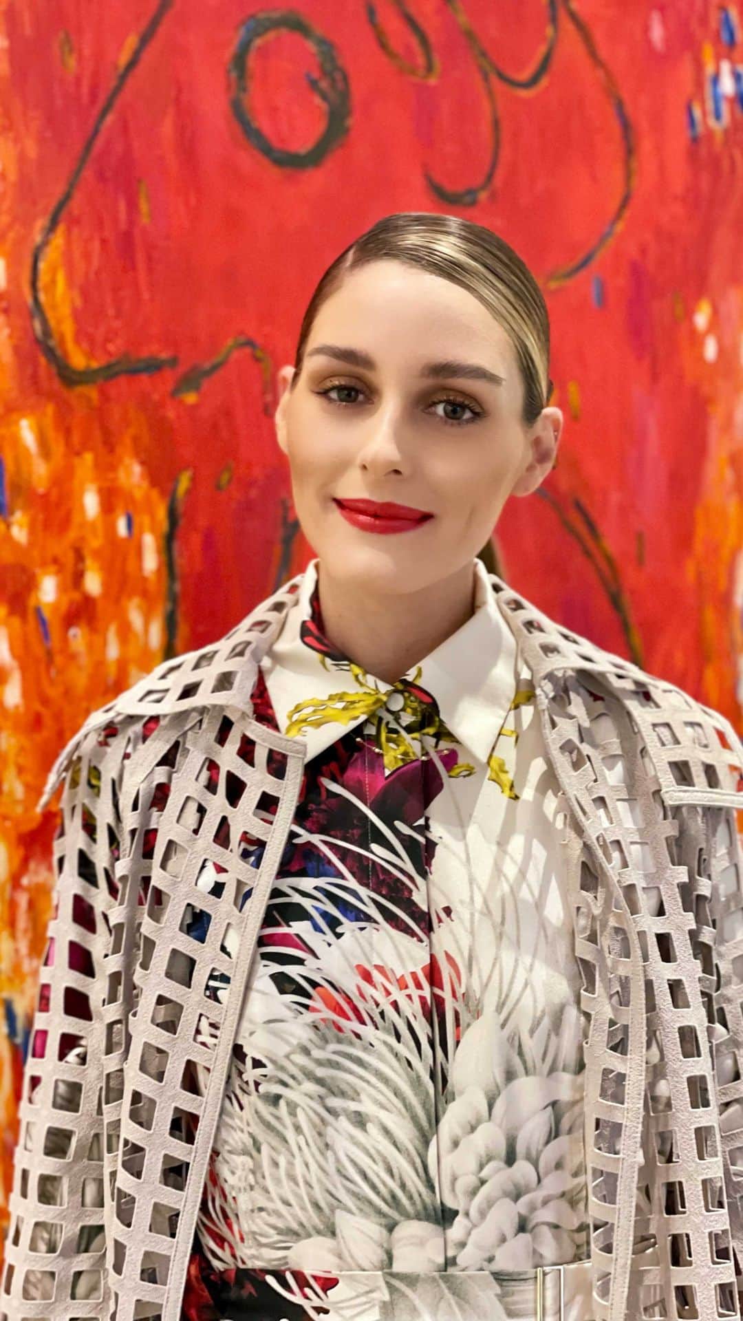 オリヴィア・パレルモのインスタグラム：「Finishing touches for the beautiful @jasonwu show on Day 3 of #NYFW! How perfectly does Poppy pair with this dress?! 💄 ⁣ ⁣ 💇🏼‍♀️: @themartyharper  💄: @danielmartin  👗: @jasonwu」