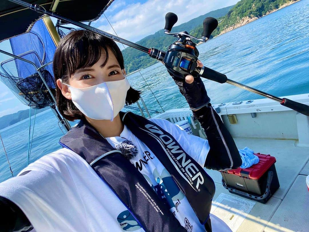 阪本智子さんのインスタグラム写真 - (阪本智子Instagram)「🎣♡  ポイントに着くまでの時間は 忙しいし楽しい💙  釣り人あるある？😆  来週末はいよいよタイラバイベントだー😍 楽しみすぎる❗️ イベント後にオリジナルグッズ(Tシャツ/キャップ/ステッカー)の販売も少しだけしようと思ってます🧢  イベントに参加される方で、気になる方は当日声をかけてくださーい🎶  #fishing #fishinggirl #boatfishing #shimano #owner #釣り #釣り女子 #アウトドア女子 #釣りママ #阪本智子」9月12日 8時00分 - tomoko_sakamoto423