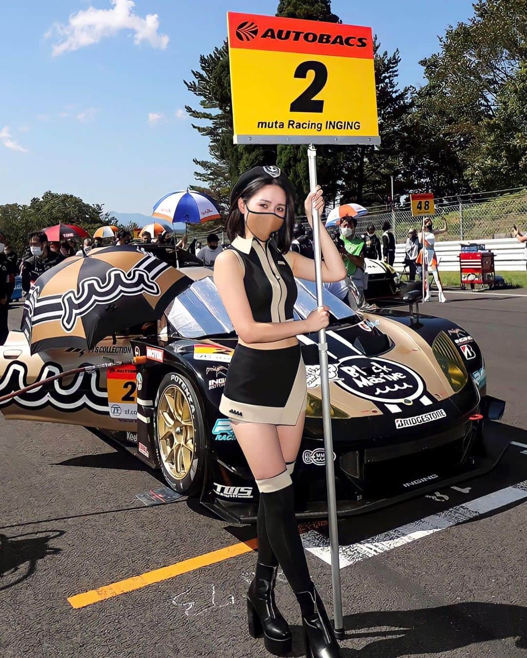 五十嵐みささんのインスタグラム写真 - (五十嵐みさInstagram)「. SUPER GT Rd.5 SUGO お疲れ様でした✨ 2号車は、予選ではQ1が突破できず 今日の決勝は25番手からスタート。 加藤選手、阪口選手の頑張りによって 徐々に追い抜き、17位でフィニッシュ🏁 . 夏コスのグリッドボードも最初で最後でした✨ 残るGTもあと3戦！早いなあ😲 . 来週末は鈴鹿にてS耐もあるので よろしくお願いします☺️ . #レースクイーン#SUPERGT#スーパーgt#モータースポーツ#サーキット#スポーツランドsugo#菅生#コスチューム#muta#mutaracing#lotus#グリッドボード#ニーハイ#ニーハイソックス#一眼レフ#一眼#撮影#撮影会」9月12日 19時31分 - misa_1228