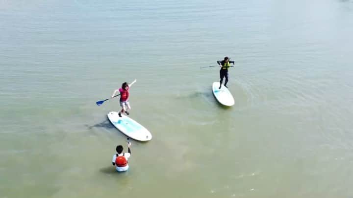 大田理裟のインスタグラム：「初めてのsup🏄‍♀️🏖🐚 クライミング以外のスポーツ得意じゃないんだけど supは得意すぎた😂😏✌️ 片足立ちしたりジャンプしたり前転したり、 いろいろしてますのでぜひ見てください！神回😎✨ ⁡ 📺山口ケーブルビジョン　 毎日　15:45~16:00、21:45~22:00 「絶対アウトドア宣言×アソビタガール」 ⁡ YouTubeでも配信されますので県外の方もぜひご覧ください🙇‍♀️🙌 🔍 絶対アウトドア宣言 アソビタガール　で検索！！  #sup #サップ #スタンドアップパドル #海」