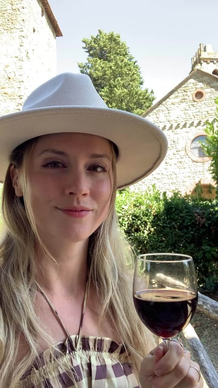 ナタリー・エモンズのインスタグラム：「イタリアの歴史があるお城のツアー🍷www.ristonchi.com @thecreatorscastle」