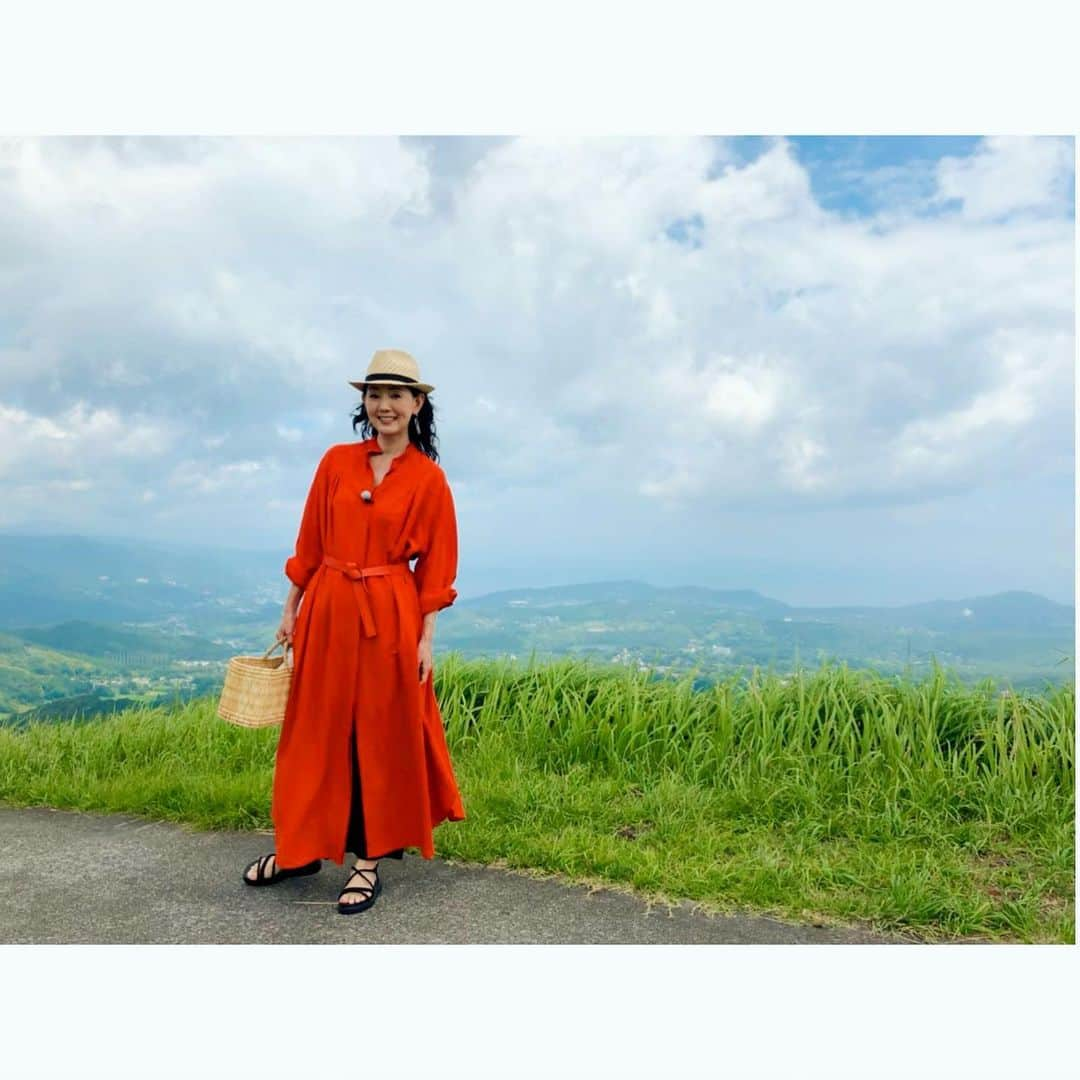 とよた真帆さんのインスタグラム写真 - (とよた真帆Instagram)「先日OAになった "パン旅"  伊豆高原にある美味しいパン屋さんを巡りました^_^  番組内で #伊豆クラフトハウス さんにお邪魔してスタッフの方に教えて頂きながら、コップ、花瓶にも使えそうな作品を作りましたよ  出来あがったガラスが手元に届き 何だか嬉しくてアップいたします 2枚目の写真です  ガラスは高温で飴のように柔らかい段階から時間との戦いで的確に作らないといけないのですが  まずは溶けたガラスの塊に白い細かなガラス粒を付けて  スタッフのご指導の通り、吹いたり回したりあれよあれよという間に出来上がりました  高温の窯の前での作品作り、、 ご指導してくださった職人さんの 手際の良さ！  作品とともに 素敵な思い出になりました。ありがとうございます♪  次回はプライベートで伺います^ - ^  伊豆クラフトハウスさんは 静岡県伊東市大室高原8-531 tel 0557 51 5355  #パン旅  #パン  #ガラス  #伊豆高原  #大室山」9月12日 18時04分 - maho_toyota