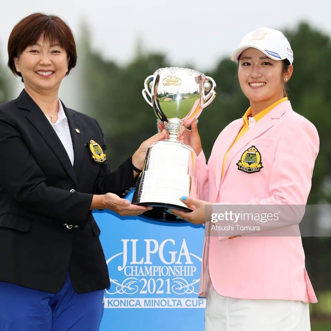 稲見萌寧さんのインスタグラム写真 - (稲見萌寧Instagram)「2021.日本女子プロゴルフ選手権コニカミノルタ杯  メジャー初優勝達成することができました！！  皆さま応援ありがとうございました😭  私の目標としてるメジャー優勝をこんなに早く達成できてとても嬉しいです❤️  今回も無観客開催で寂しいですが、また有観客試合の時に皆様の前で優勝できるように頑張ります！  また応援よろしくお願いします🥺  そして、選手権での最小ストローク更新！！嬉しい😊  #都築電気#メルセデスベンツ#日本生命#楽天#JIG-SAW#pokkasapporo #newbalancegolf」9月12日 18時17分 - mone173.golf