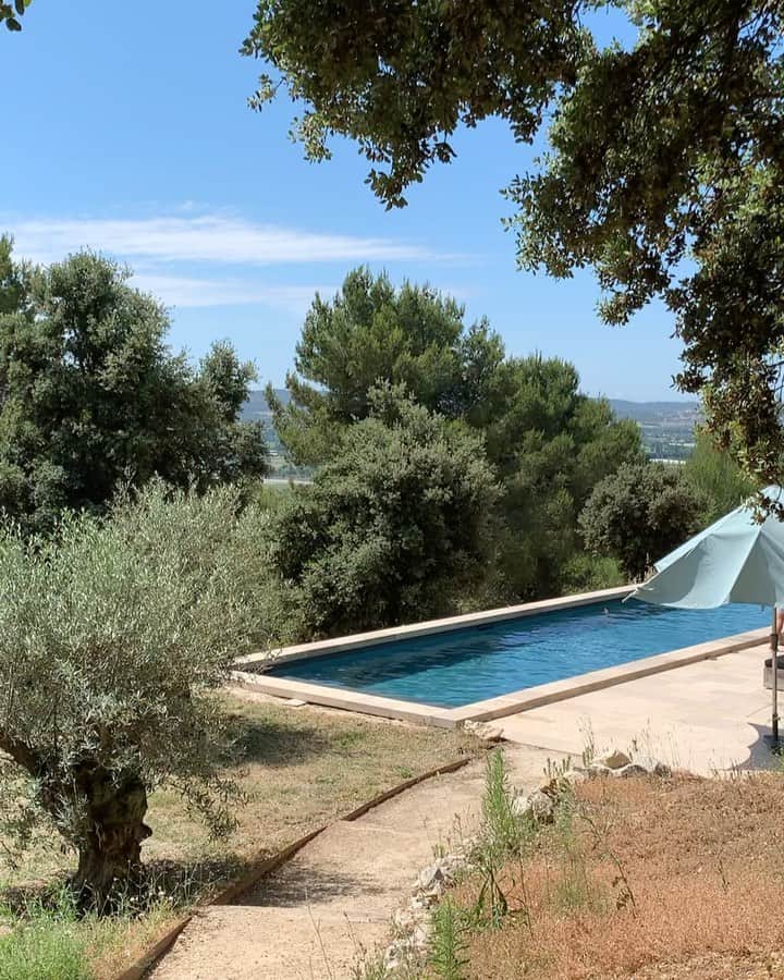 マチルダ・タントットのインスタグラム：「many people ask me why so much love for the South of France.  Does this answer your questions? Summer 21🤍」