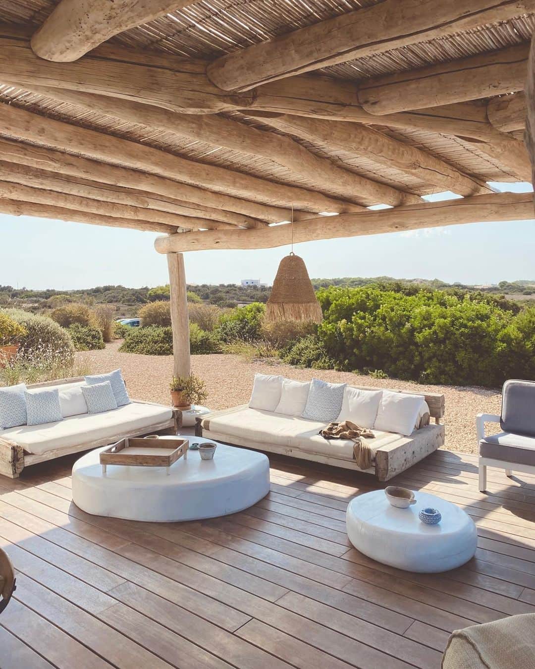 エミ・レナータさんのインスタグラム写真 - (エミ・レナータInstagram)「プライベートオアシス✨アウトドアリビングでの完璧な夏のくつろぎの空間😍☀️ フォルメンテラ島が愛おしい…  • Private oasis ✨ the perfect summer lounging space in the outdoor living 😍 ☀️ Missing Formentera  •  #travel #sundayvibes #emirenata #emitime #summerstyle  #loungespaces #islandlife  ＃旅行 #日曜日のムード #エミレナータ #エミタイム #サマースタイル #ラウンジスペース #島でのライフ」9月12日 19時10分 - emi_renata