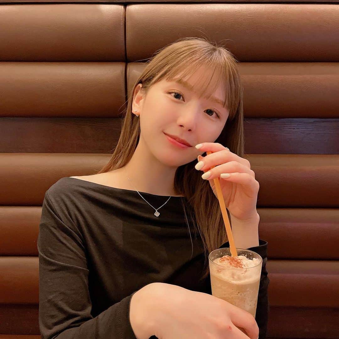 ひよんのインスタグラム：「☕️💛  今日は色々充実した1日だった😆✨ 秋晴れしたら紅葉とか見にいきたいな〜🍁🧡  そういえば秋色にカラーしたよ💓 色はマロンベージュ🌰💇‍♀️  #ひよん」
