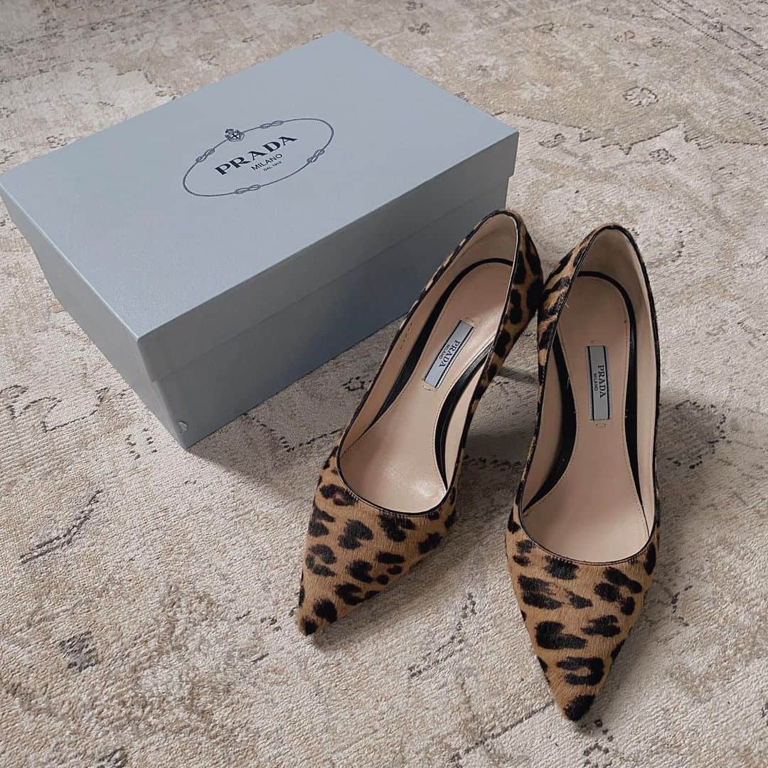 puinpiのインスタグラム：「Shoes..  レオパードのパンプスが欲しいなぁと 思ってて、たまたま出会ったこの子。  ニットやパンツに合わせるのたのしみだなぁ🍂  #PRADA #パンプス #レオパード #靴好き」