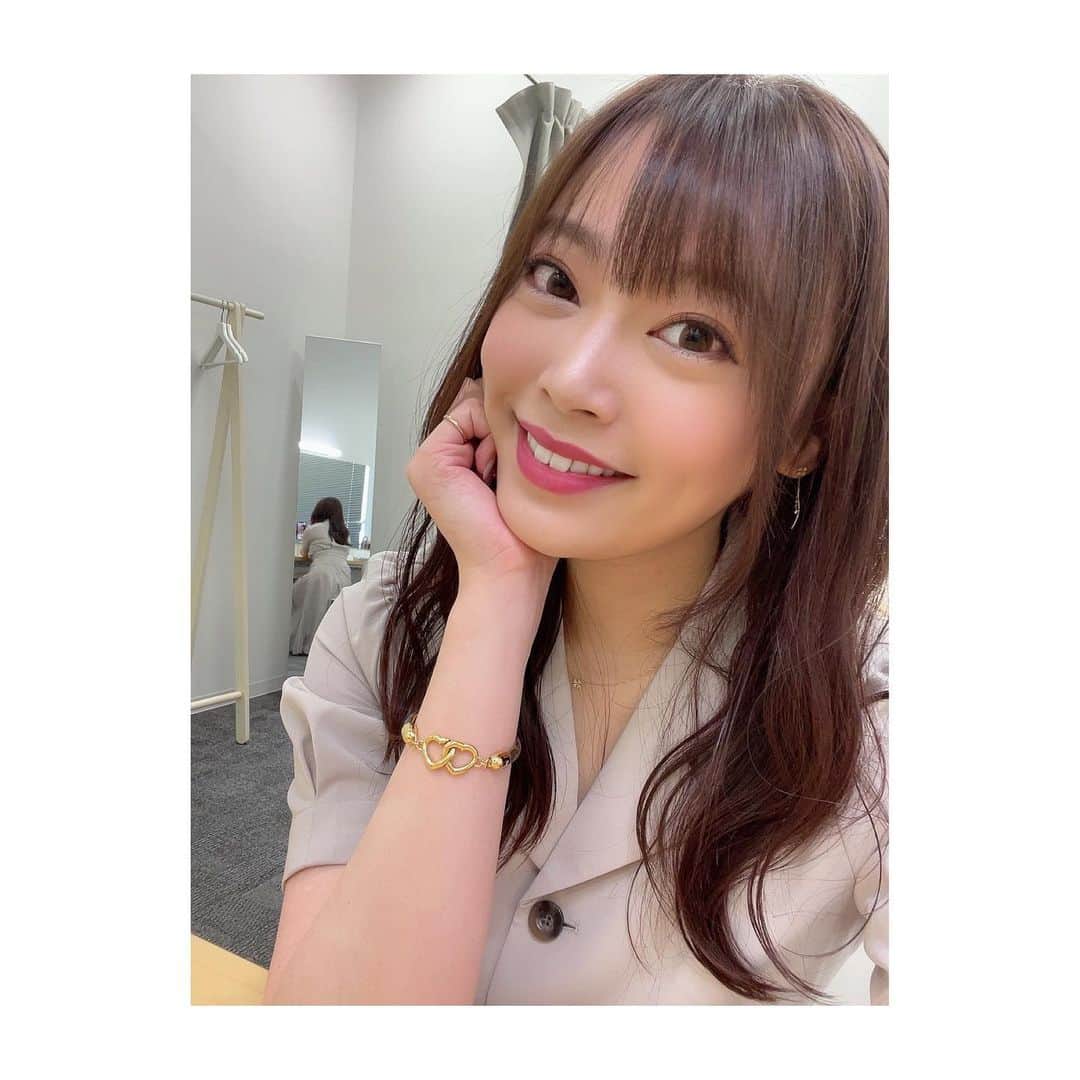 のインスタグラム：「. さあ始まりました新連載 『今日のお尻』  大好評につき２日連続の投稿です おめでとうございます（ぇ  さて 先日は美容院に行ってきました(*´꒳`*) 現在絶賛髪質改善トリートメント中！✨✨ ２回目を終えて。 正直。 良すぎて。 さいこー！！！！(*´∀｀*)  １回目の時はそこまで劇的な変化？はなかったんだけど ２回目で感じた。 これはすごい。  ３回くらいは継続してやってみた方が良いそうです！  元々髪質は良い方ですが ヘアメイクさんに褒められる回数が 本当に最近増えた🤣  嬉しい！❤️  #リトルヘアサロン 💈 @littlekuruku  ✂️ @takeuchiharuna_t   #ワンピースだとあんまりお尻感ない　#うん　#ということで惜しまれながらもこの連載は最終回とさせて頂きます　#ご愛読ありがとうございました　#次からは普通の自撮りになります　#ゆーてそんなに大好評でもなかった笑 #女子アナ　#フリーアナウンサー　#アナウンサー　#美容院　#髪質改善トリートメント#instagood #followｍe」