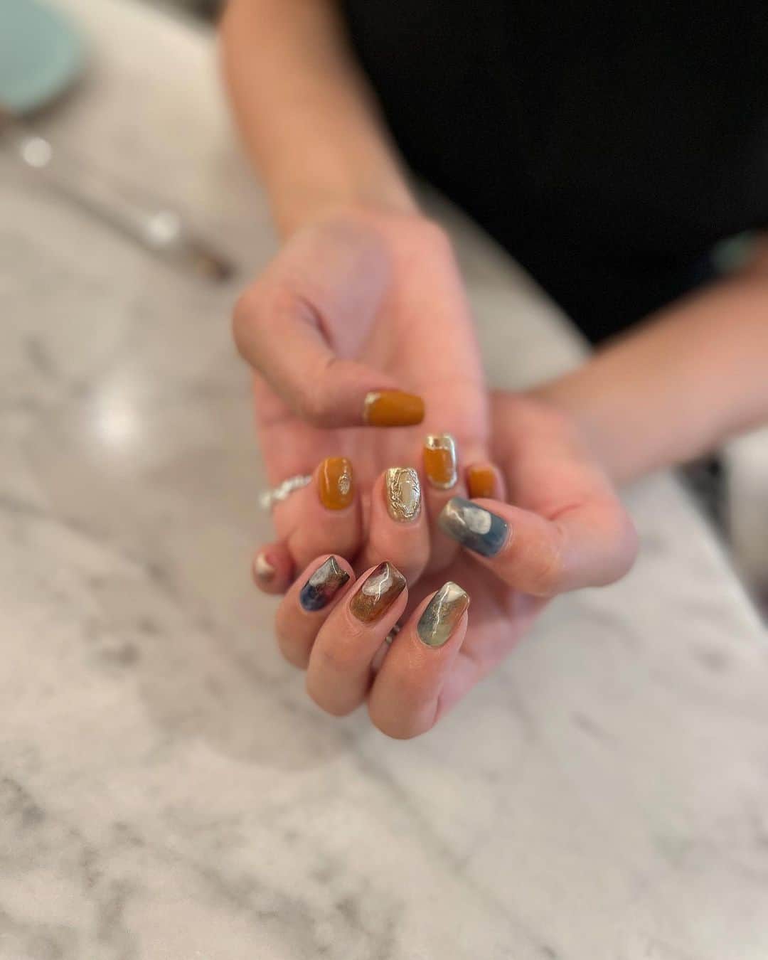 l.lily1013のインスタグラム：「𝑁𝑎𝑖𝑙.  秋ネイル  #ネイル#ニュアンスネイル#個性派ネイル#秋ネイル#ミラーネイル#ネイルデザイン」