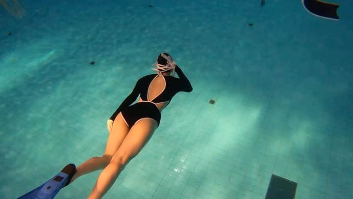 ハウンのインスタグラム：「왜 이렇게 재밋지🏊🏻‍♀️🏊🏻‍♀️ 매일 가고싶게😳🙄 오랜만에 수영장 다녀왔어요😂🤿 이퀄 연습+잠영✨ 언제쯤 뻥 뚫릴까;^^  #프린이 #프다 #프리다이빙」