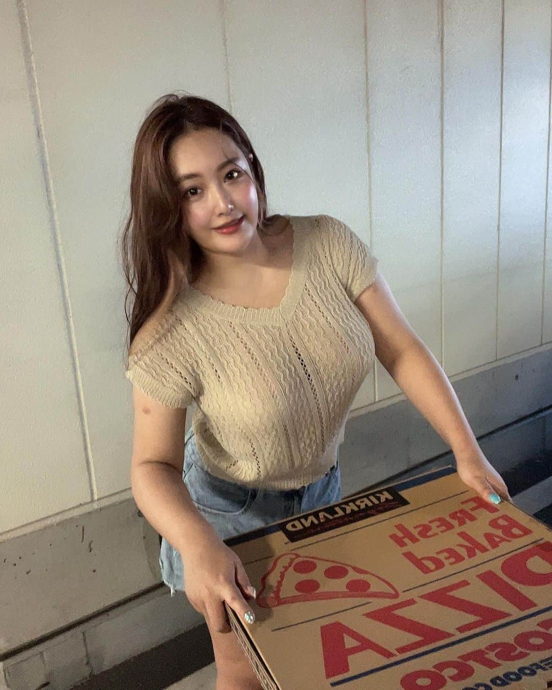 秋山かほさんのインスタグラム写真 - (秋山かほInstagram)「お届けものでーす！🍕」9月12日 19時46分 - 32kaho_chan31