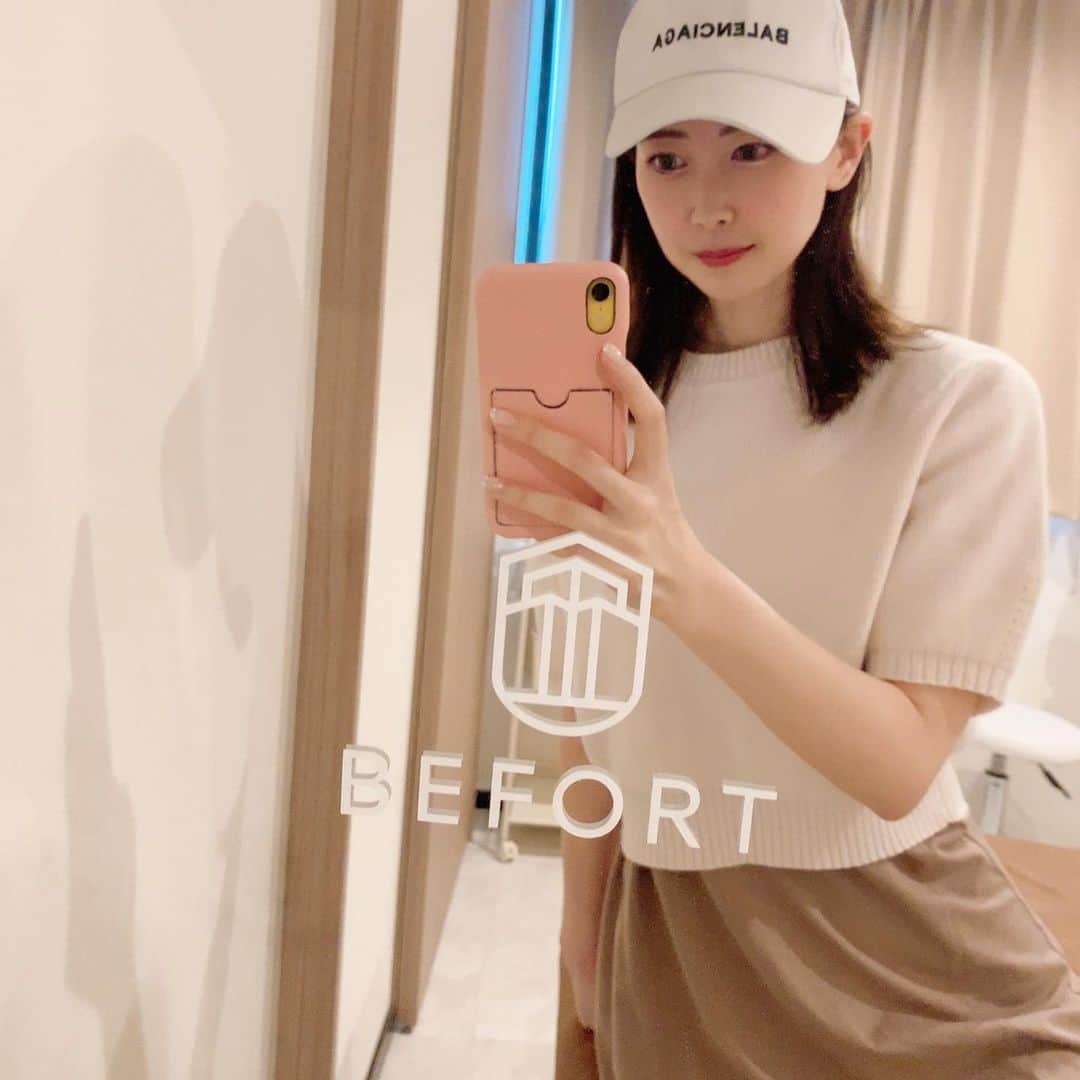 青木美香のインスタグラム：「小顔矯正に行ってきました💆‍♀️ @befort.beauty  顔をゴリゴリやるのかと思ったら全然違った😲  まずは背中の凝りをとって、首、頭、最後に顔を美顔器整えてもらった✨ 痛いどころか心地よくて気付いたら寝てしまった😴  私は凝り固まっていたようで、日常生活の癖をたくさん当てられちゃった🤣 肩や背中が軽くなり、顔のむくみが取れてスッキリ☺️  なんと❣️ 今なら14,300円の施術が500円で初回体験できます🥰 （BEFORTの公式LINE予約限定）  店内も可愛くて丁寧なのでおすすめ💓  pr @befort.beauty #befort #六本木小顔矯正 #小顔矯正 #通いやすい小顔矯正」